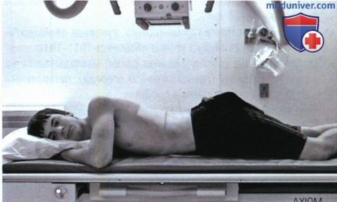 Укладка при рентгенограмме желудка и двенадцатиперстной кишки в косой ЗП проекции