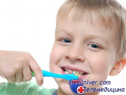 ребенок глотает зубную пасту
